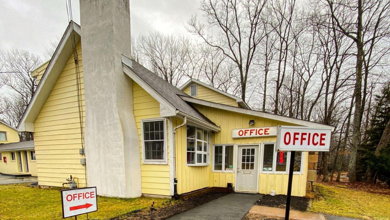 Country Place Inn And Suites White Haven Exterior photo