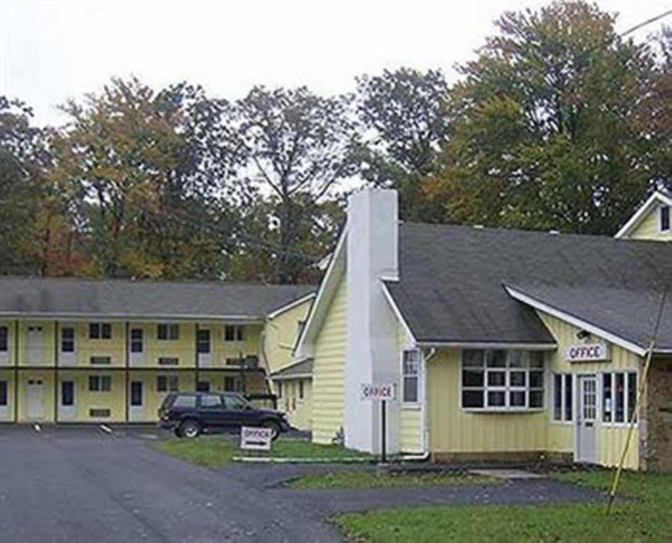 Country Place Inn And Suites White Haven Exterior photo